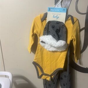 Baby Mon Cheri 3 Piece Set NWT Size 6-9 Months  Hat Body Suit Top
